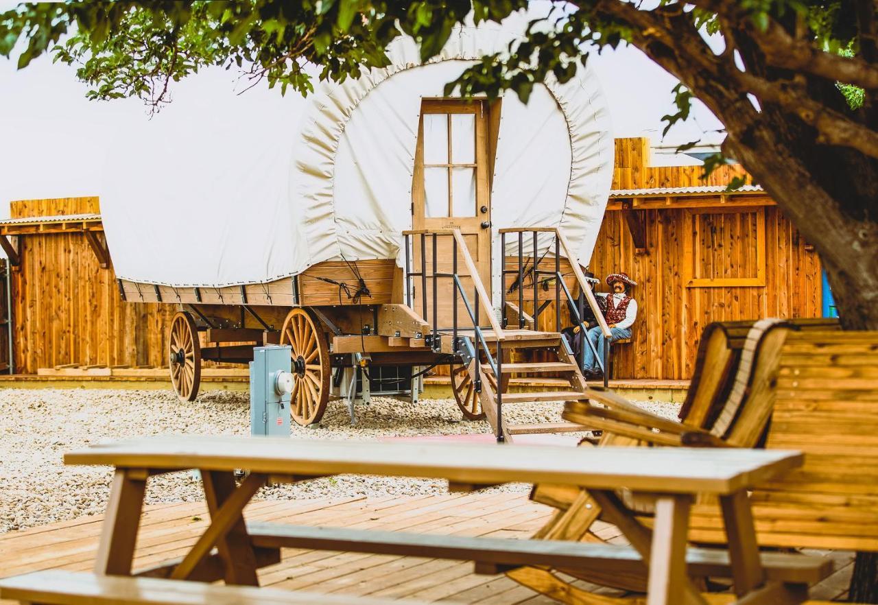 The Big Texan - Cabins And Wagons Αμαρίλο Εξωτερικό φωτογραφία